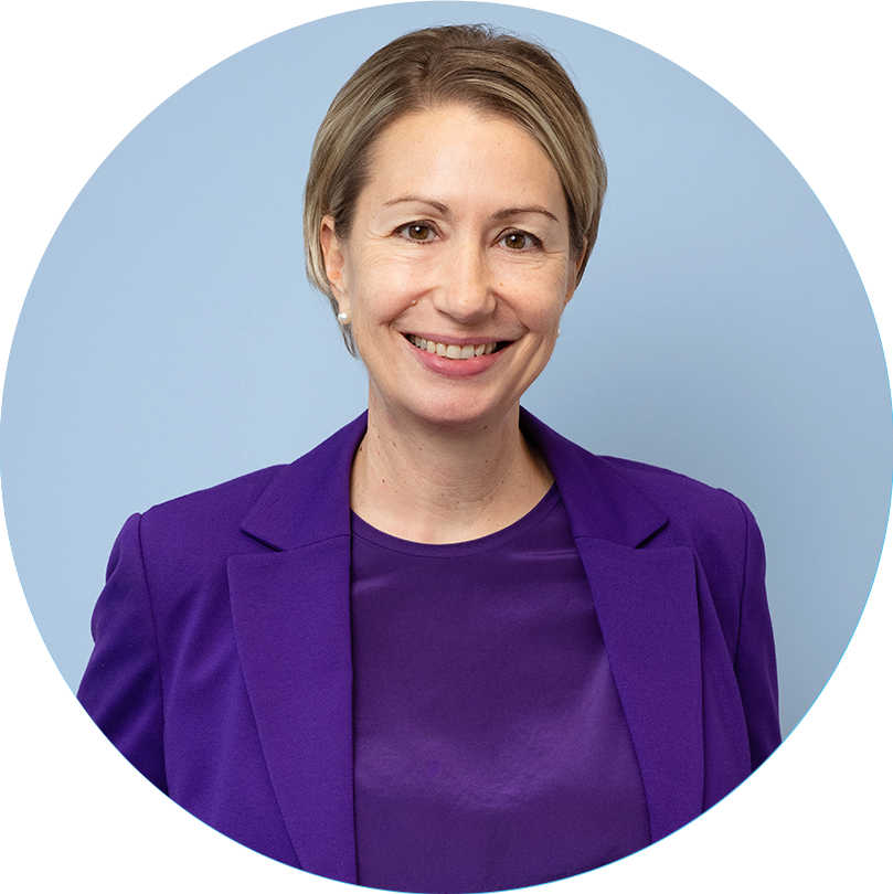 Andrea Ritz rund mit Hintergrund 2025