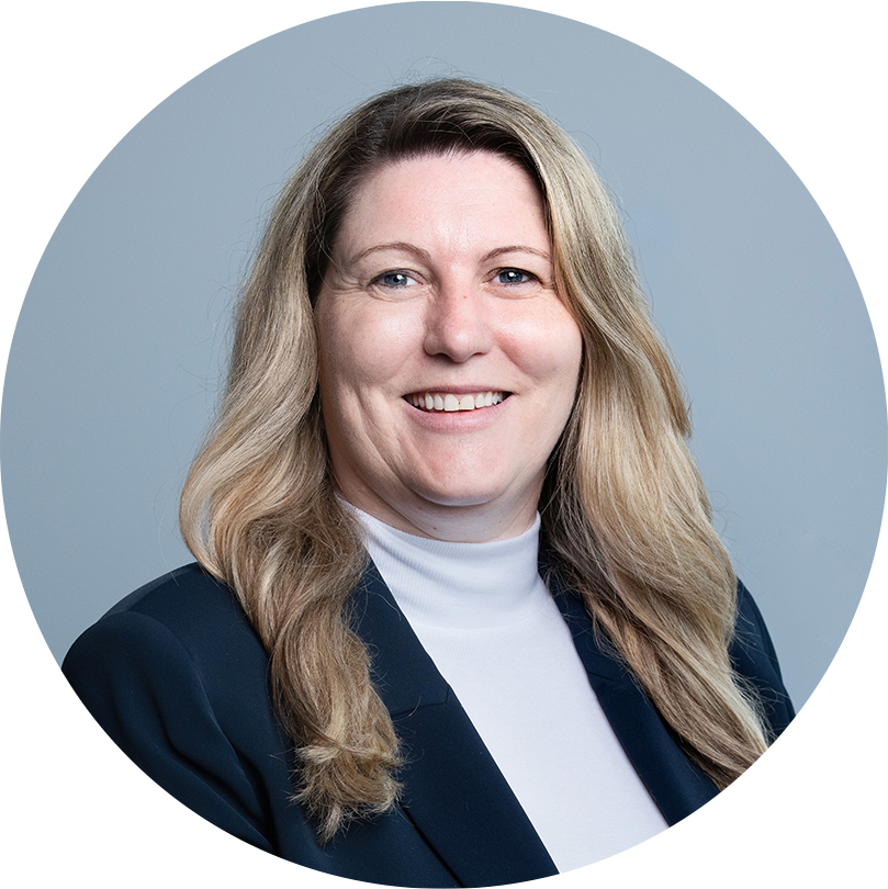 Corinne Artho rund mit Hintergrund